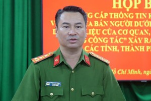 市公安厅刑警科科长范廷玉大校主持新闻发布会。（图：国胜）