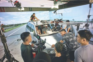 《翻脸6》摄制组应用虚拟摄影棚技术拍摄驾驶场景。