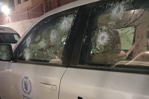 被枪弹击中的联合国人道主义救援车。（图：联合国）