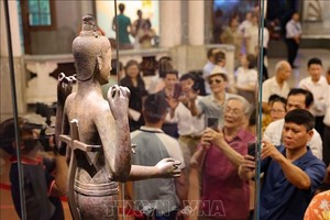 各界人士纷纷前来国家历史博物馆观赏杜尔迦女神铜像并拍照留念。（图：越通社）