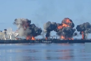 苏尼翁”号油轮浓烟滚滚。（图：互联网）