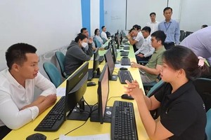 前来应聘2024-2025学年教师和学校工作人员的候选人。（图：秋心）