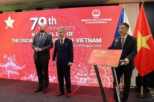 越南驻捷克大使杨怀南在纪念典礼上致辞。（图：越通社）