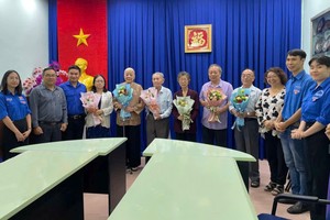 诸位抗美时期的历史见证人和经历者向年轻人口述历史。