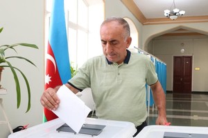 9月1日，选民在阿塞拜疆巴库参加投票。（图：新华社）