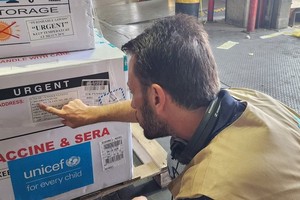 一名联合国儿童基金会工作人员检查运往加沙的脊髓灰质炎疫苗。（图：UNICEF）