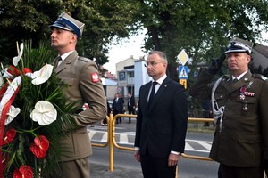 波兰总统杜达在维隆出席纪念活动。（图：AFP）