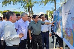 政府总理范明政视察建设自由贸易区和莲炤港项目区域。（图：VOV）