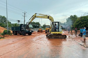 避风角山上红泥沙滑落道路上