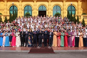 党中央总书记、国家主席苏林与代表团合影。（图：越通社）