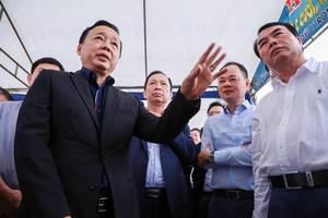 政府副总理陈红河（前左）和工作团进行实地考察芽庄-大勒高速公路项目。（图：林同报）