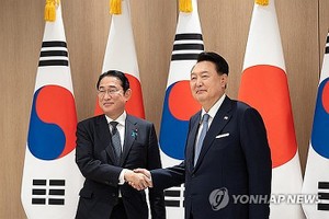 9月6日，在首尔龙山总统府，韩国总统尹锡悦（右）和日本首相岸田文雄举行会谈。图为两位领导人在大范围会谈前握手合影。 （图：韩联社）