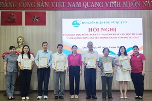 第五郡妇联会颁发感谢状给赞助单位。