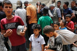 加沙儿童排队领取食物。（图：联合国）