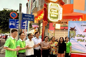 “花灯步行街”投入活动