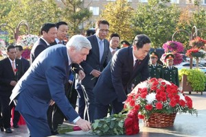 国会主席陈清敏在首都莫斯科的胡志明主席塑像献花。（图：越通社）