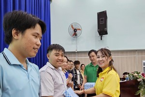 向学生颁发阮友寿奖助学金