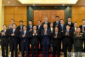 出席两党高级会晤代表团合影。（图：人民报）