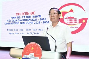 市人委会主席潘文迈在仪式上作专题报告。（图：越勇）