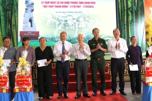 市委常务副书记阮胡海向古芝县贫困家庭赠送礼物。（图：吴平）