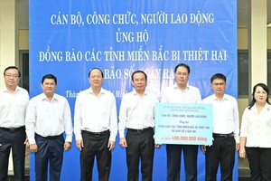 仪式上，市委书记阮文年已移交支援受3号台风破坏的北部灾民的捐款象征牌子。（图：越勇）