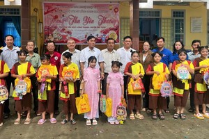 向勤奋好学子弟中秋送暖