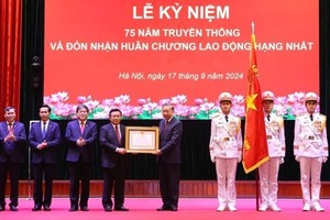 党中央总书记、国家主席苏林向胡志明国家政治学院颁授一等劳动勋章。（图：越通社）