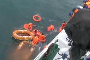 成功营救沉船 8 名船员