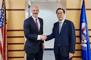 7月，韩国外交部韩半岛政策局局长李埈一（右）同美国国务院对朝特别副代表赛斯·贝利举行会晤。 （图：韩联社）