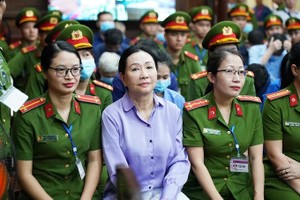 图为第一阶段出庭受审的被告张美兰（前中）。（图：志石）