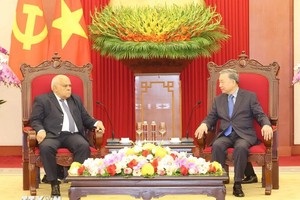 总书记、国家主席苏林与古巴驻越南大使奥兰多‧尼古拉斯‧斯吉伦交谈。（图：越通社）