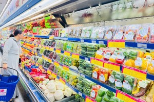 北方各省市超市里的货架上总是摆满货品，让人们可随时选购。（图：明春）