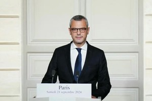 法国总统秘书长科勒在爱丽舍宫宣布了新一届中右翼政府名单。（图：AFP）