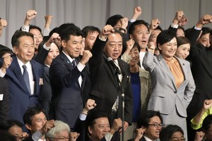 9月23日下午，在立宪民主党临时党大会上，枝野幸男（左起）、泉健太、野田佳彦、吉田晴美等人一同振臂高呼。（图：共同社）