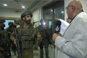 以色列士兵22日闯入半岛电视台位于约旦河西岸的办事处。（图：AFP）