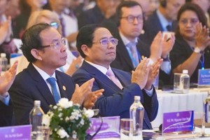 政府总理范明政（前右）、市委书记阮文年及各位领导人出席论坛。（图：黄雄）