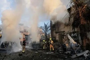 9月22日，消防员在以色列北部比亚利克村被黎巴嫩发射的火箭袭击的地区扑灭火灾。（图：越通社）