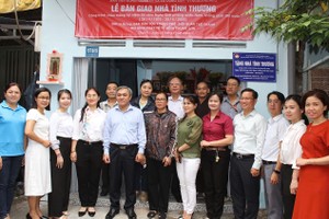 向一华人贫困户修建“温情屋”工程