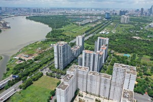 图为2024年8月，本市东区的房地产，包括公寓楼、联排别墅和守德市的地皮。（图：陈琼）