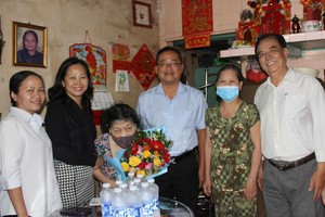 第十一郡郡委书记张国霖（右三）向华人老年人贺寿。