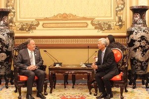 市人委会副主席武文欢（右）接见美国三藩市副市长马克·钱德勒。（图：芳南）