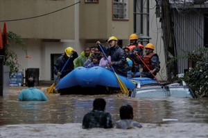 2024年9月28日，尼泊尔加德满都因连日暴雨淹水，安全部队用橡皮筏撤离受困灾民。（图：路透社）