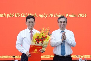 陈国忠同志（左）出任守德市委常务副书记。（图：市党部新闻网）