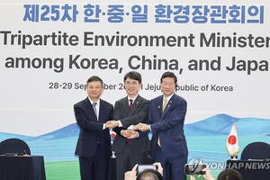 9月29日，第二十五次韩中日环境部长会议在济州国际会展中心举行。韩国环境部长官金琓燮（中）、中国生态环境部部长黄润秋（左）和日本环境大臣伊藤信太郎出席会议。（图：韩联社）