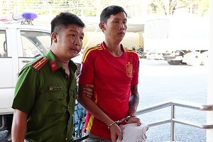 警员将杀人嫌犯胡明顺押送至派出所。（图：警方提供）