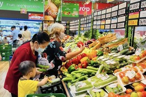 市民在超市选购物品。（图：诚仁）