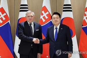 9月30日，在首尔龙山总统府，韩国总统尹锡悦（右）与斯洛伐克总理菲佐握手合影。 （图：韩联社）