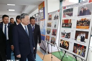 苏林总书记、国家主席参观摄影展。（图：越通社）