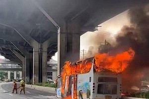 曼谷校车起火事件造成至少 25 人死