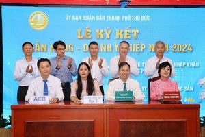 胡志明市和守德市领导人见证各家银行与企业签约。（图：市党部新闻网）